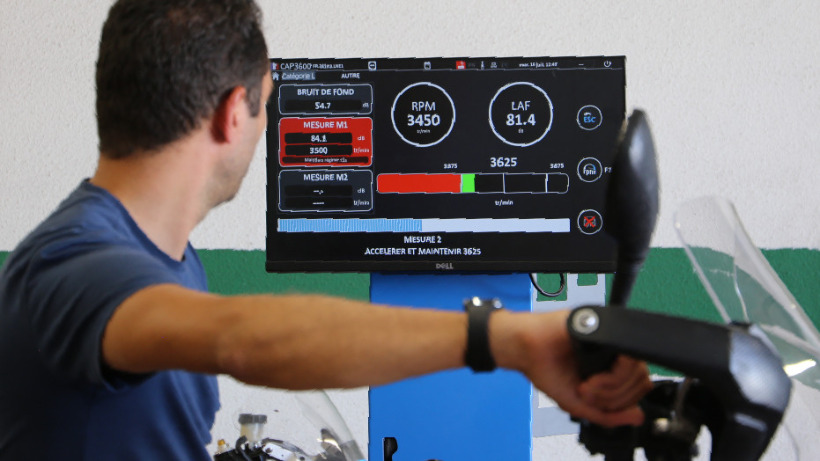 controle technique bruit moto Capelec totem grand ecran tactile