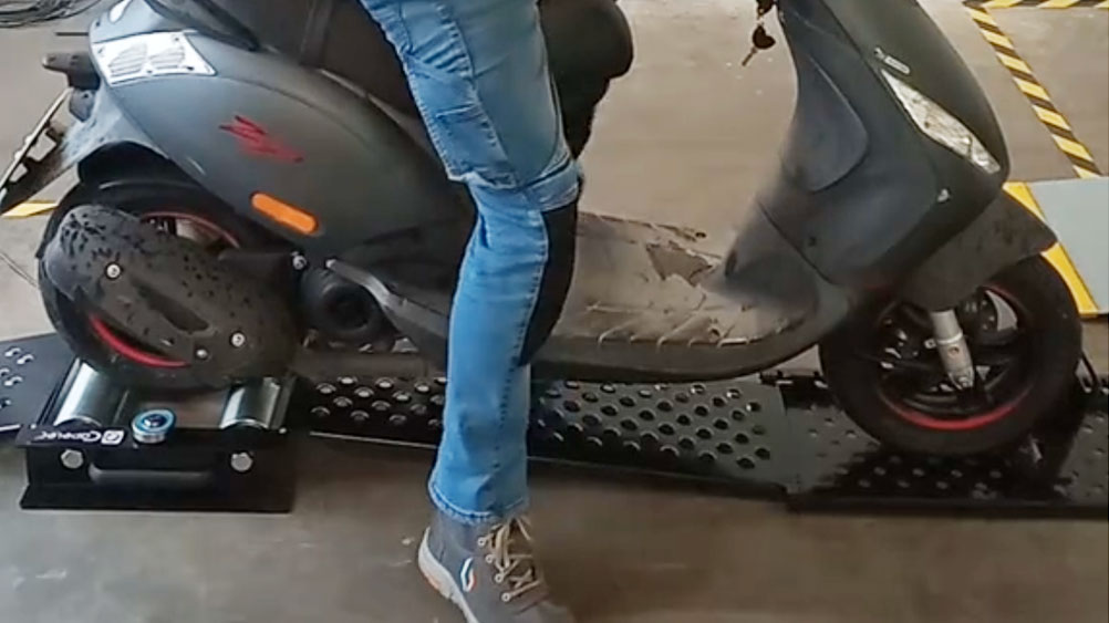 controle technique moto test de la vitesse des scooter